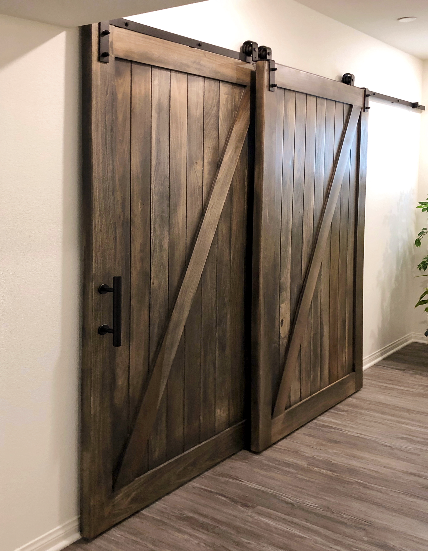 San Isidore Z-Style Traditional Barn Door