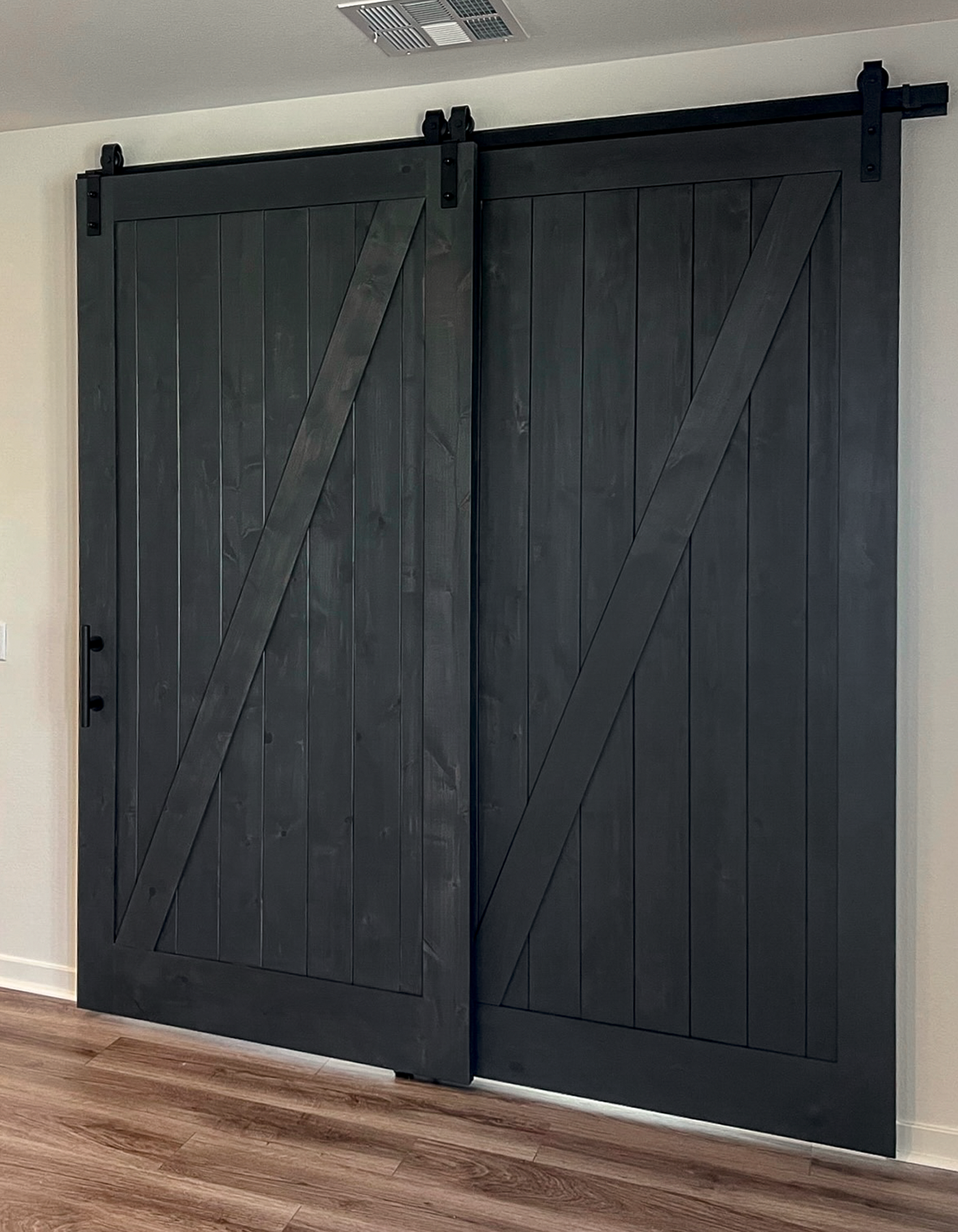 San Isidore Z-Style Traditional Barn Door